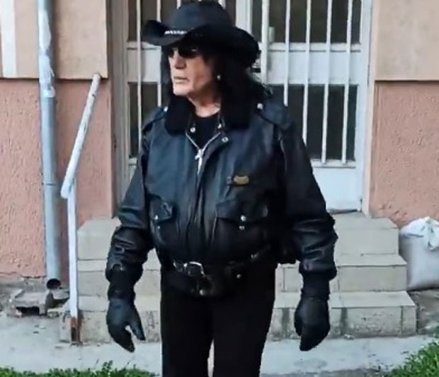 Рокерска шетња: Милић Вукашиновић први пут напустио стан 