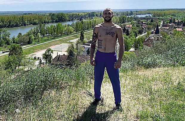 Мишићи пуцају под ведрим небом: Вељко Ражнатовић позира у природи