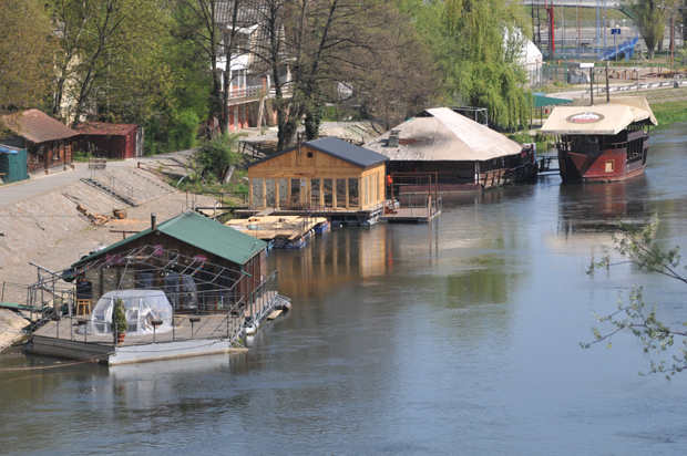 На градској плажи у Краљеву: Пронађено тело мушкарца испод сплава