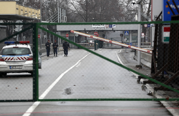 Грађани Мађарске и Србије од данас могу да пређу границу на три прелаза