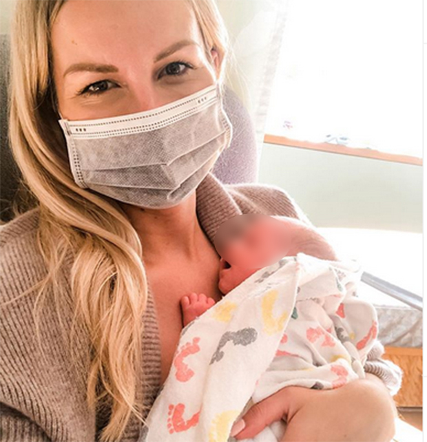 Ја сам чудо на ногама: Анђела (27) је оболела од вируса, породила се у индукованој коми и овако је изгледао ЊЕН ПРВИ СУСРЕТ СА ЋЕРКОМ