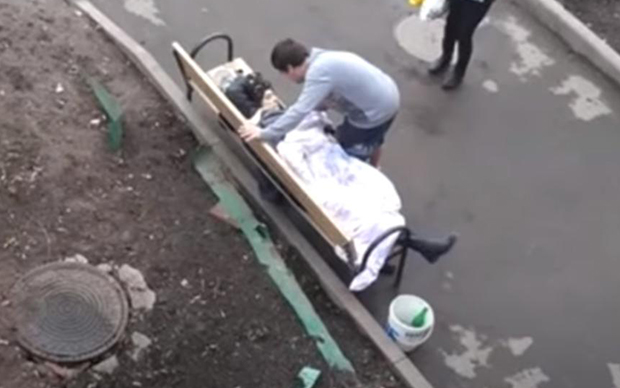 Јелена је била негативна на вирус корона: Неколико сати касније превијала се од болова и УМРЛА НА КЛУПИ испред своје зграде (УЗНЕМИРУЈУЋИ ВИДЕО)