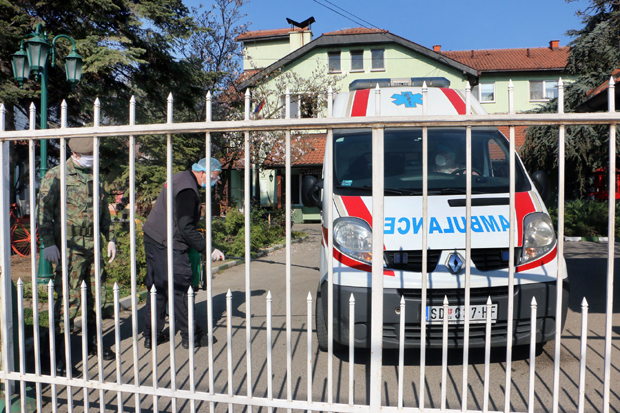 Домови још у карантину: Стари из геронтолошких центара не могу у шетњу