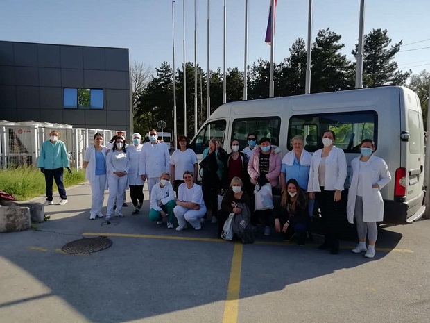 Осмеси се виде и кроз маске: Овако су медицинари у Чаиру обележили победу над короном