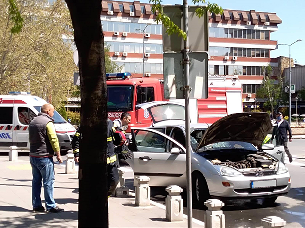Запалио се ауто у центру Крушевца, жени указана помоћ (ФОТО)
