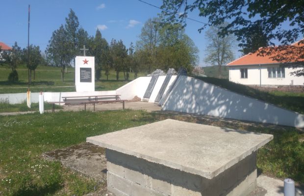 На обележју и крст и петокрака: Мештани Великог Села ставили тачку на поделе