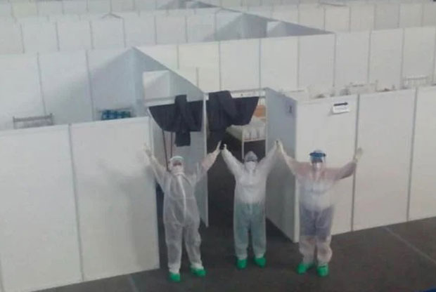 РУКЕ УВИС у знак победе: Погледајте како храбро медицинско особље излази из хале Чаир (ФОТО)