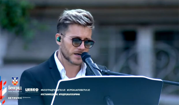 Концерт без публике: Саша Ковачевић певао хитове Битлса и Џорџа Мајкла (ВИДЕО)