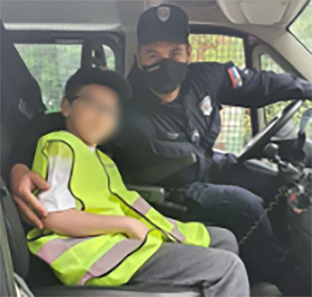 Лазар се шетао са мајком, када се испред њих зауставило полицијско возило са упаљеном ротацијом. И онда је он ушао у комби: Несвакидашњи догађај у Врбасу