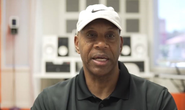 Лејкерси су га изабрали на НБА драфту, умало је убио Томљановича на мечу, а сада има нови захтев: Моли да га пусте из затвора, јер се плаши короне