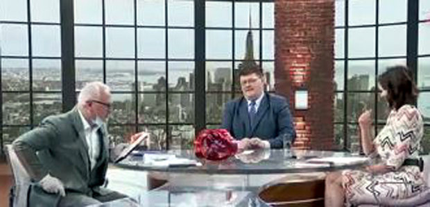 Горан Весић ИЗНЕНАДИО водитеље Пинка: Погледајте шта им је ПОКЛОНИО! (ВИДЕО)