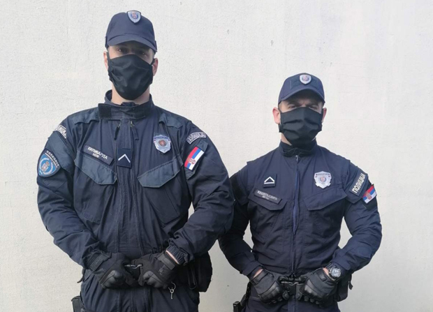 Лежао је без свести у објекту који је захватио пожар, секунде су одлучивале да ли ће да преживи: Млади полицајци спасли човека из зграде у пламену