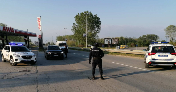 Убеђују погледима испод трепавица, хватају на сентимент, али - џаба: Ни шарм не пролази у полицијском часу