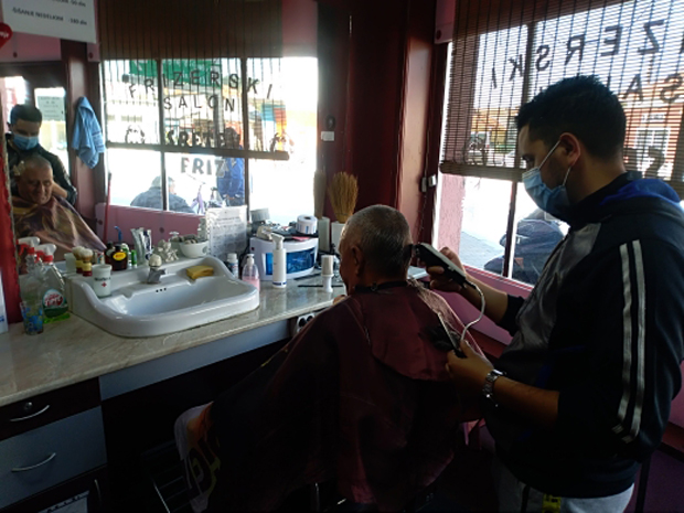 Пиротски фризери почели да раде: Муштерије једва чекале шишање