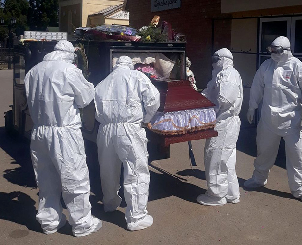 И на гробље са маском: Епидемија донела и посебна правила за сахране