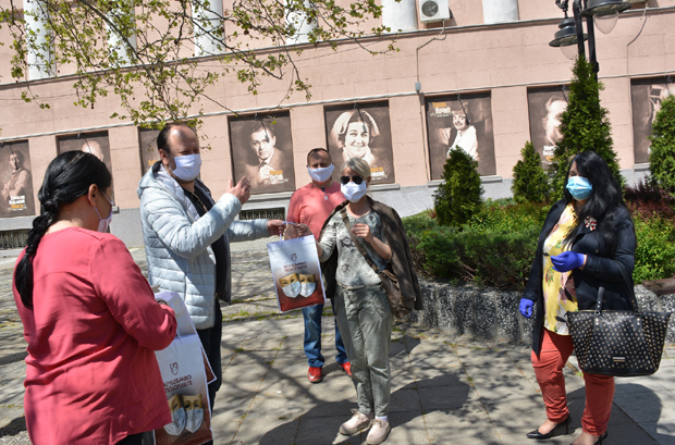 Уместо костима, шију маске: У крушевачкој позоришној радионици не праве паузу