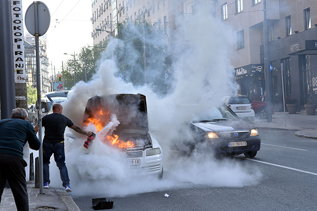 Ватра куљала из фијата у Таковској (ФОТО) 
