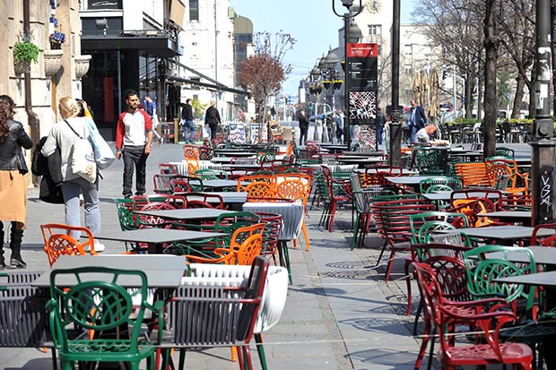 Картице уместо кеша, неки МОРАЈУ да носе маске, а неки НЕ СМЕЈУ да користе телефон: Ево шта ће нас дочекати у кафићима