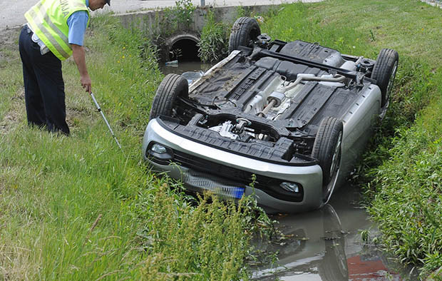 Тешка саобраћајна несрећа на Ибарској магистрали: Аутомобил се преврнуо и слетео са пута, возачу НИЈЕ БИЛО СПАСА