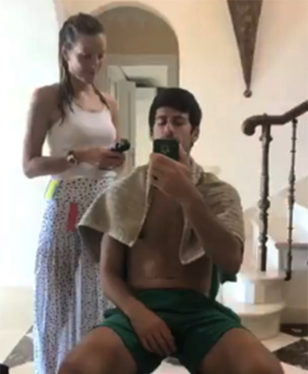 Новак је поклекао: Јелена га ошишала, фанови давали оцене (ВИДЕО)