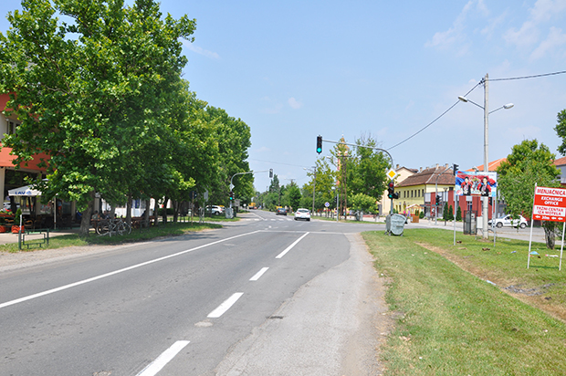 Ко год прође поред ове зграде у Житишту мора да се пита: Откуд тамо дрво? (ФОТО) 