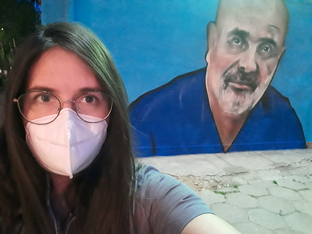 Др Лазић никада није ни помислио да своју ћерку запосли преко везе, а она је данас ПРЕТРНУЛА када је први пут угледала мурал свога оца у Нишу: Као да ме гледа и ликује