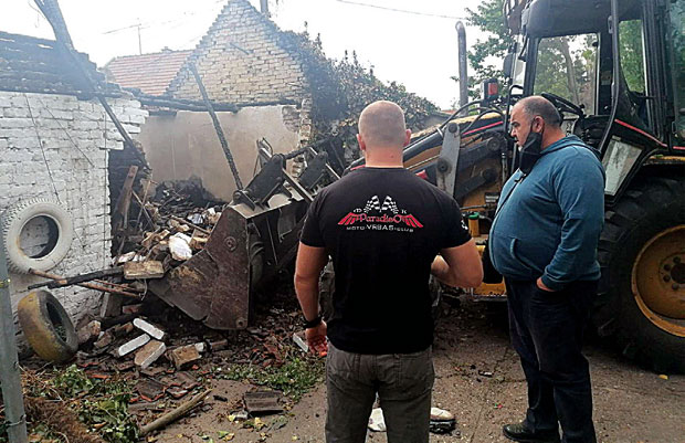 Спасли су га из пожара и ту нису ставили тачку: Храбри полицајци помажу врбашкој породици 