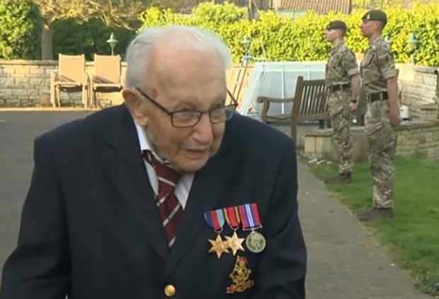 Херој и у време пандемије: СТОГОДИШЊИ ВЕТЕРАН желео да прикупи 1000, а прикупио 30 МИЛИОНА фунти за помоћ здравству! (ВИДЕО)