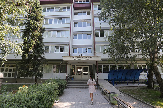 Kатастрофалан пропуст: Здраве грађане сместили у карантин са зараженима