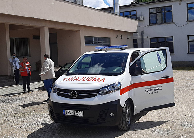 Сакупили паре и омугућили куповину специјализованог возила за превоз оболелих од короне: Грађани Модриче обезбедили донацију за Дом здравља 