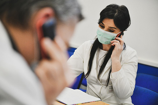 Ригорозне мере и кажњавање: Казне за НЕНОШЕЊЕ маски и рукавица од 100 до 300 КМ
