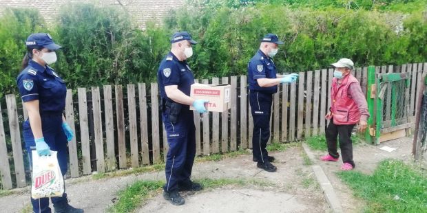 Чувари реда из Пожаревца на хуманом задатку: Полиција делила пакете угроженим суграђанима