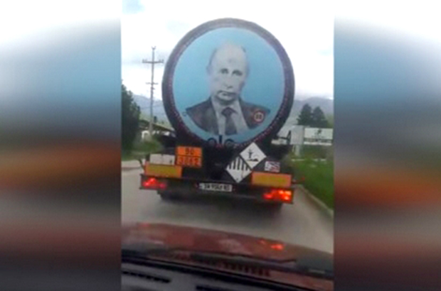 На саслушању због фотографија Путина и Вука Караџића: Косовска полиција привела српске возаче због непожељних слика на цистернама