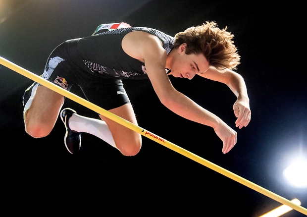 Сјајна идеја: Окршај тројице најбољих скакача с мотком - у дворишту