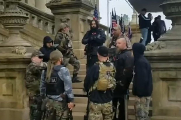 Хаос у Мичигену: Наоружани упали у Сенат тражећи укидање ванредног стања, сенатори сад морају да носе панцире! (ВИДЕО)
