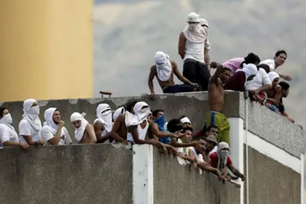 Побуна у затвору: Страдало 40 људи, 50 повређено, управник рањен ножем