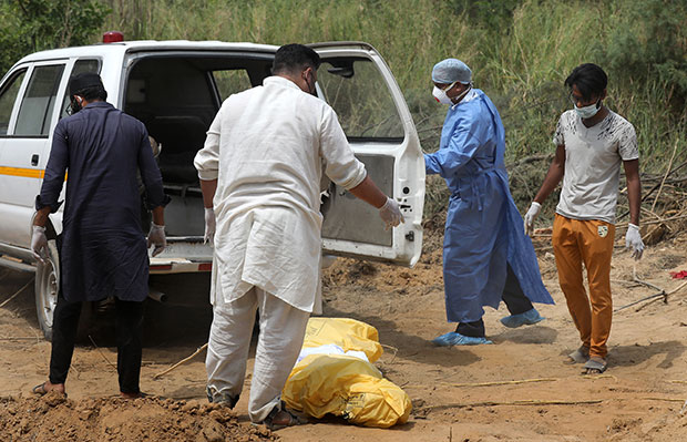 Доктор и два асистента су у поноћ КРИШОМ ПОЧЕЛИ ДА КОПАЈУ РАКУ: Корона му је однела живот, зашто мора и достојанство?