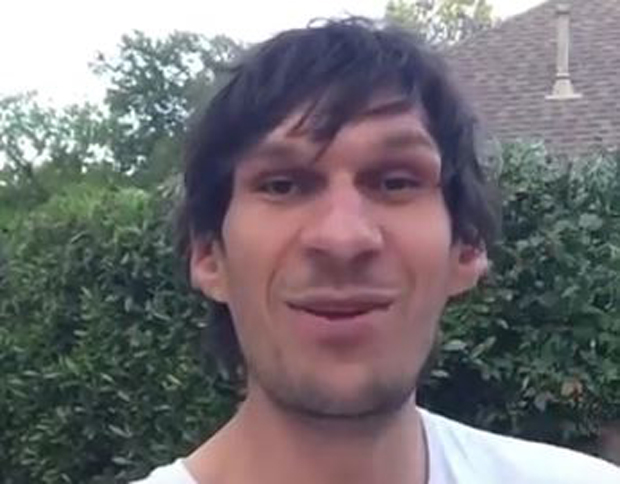 Хит видео: Боби рецитује стихове Мике Антића