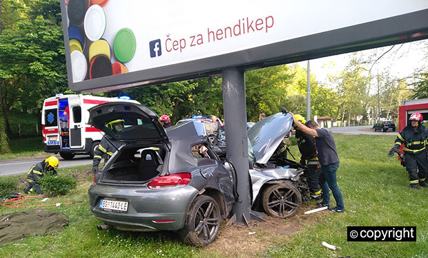 Тешка саобраћајна несрећа у Раковици: Колима се закуцао у билборд, пребачен на реанимацију (ФОТО)