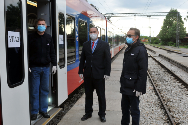 Кренуо међуградски саобраћај: Први дан без гужве, обавезне маске