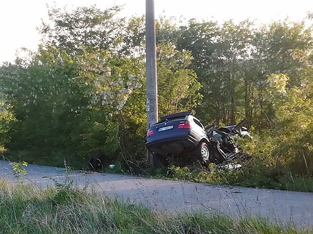 БМВ” се у пуној брзини подигао на предње точкове и ЗАКУЦАО У СТУБ, СМРСКАНИ АУТОМОБИЛ на бандери препознао је колега: Детаљи трагичне несреће код Умке, СТРАДАЛА БРАЋА из Барајева