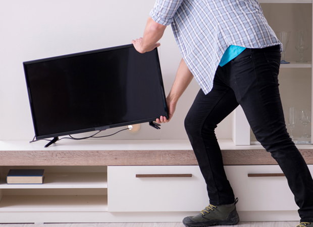 Београђанин пијан ћерку гађао телевизором