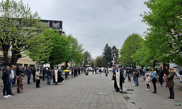 Слава Светог Георгија, заштитника манастира Ђурђеви ступови у Беранама: Свештенство кадило улице, придружили се грађани (ВИДЕО)