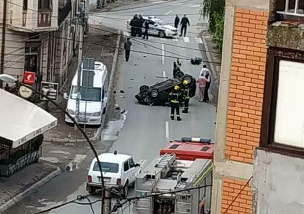 Ауто ударио у семафор, па се преврнуо на кров: Удес у центру Власотинца (ФОТО)