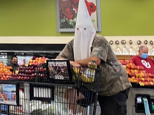 Mушкарац носио маску ККК у продавници: Полиција истражује случај (ВИДЕО)