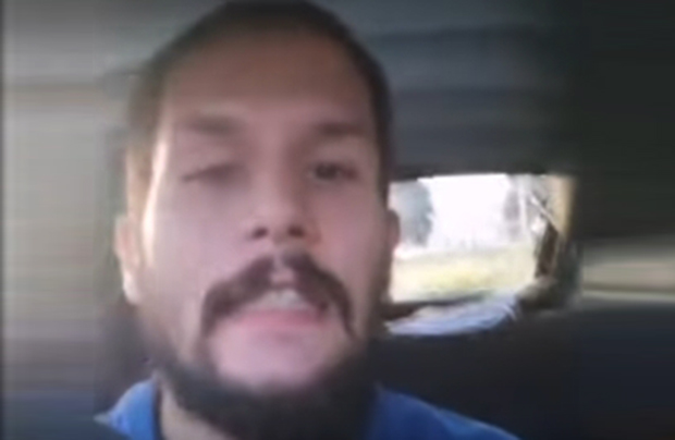 Интернетом кружи шокантан снимак: Младић пред војницима УПАО колима у касарну у Обреновцу – Не желим да моју девојку НАПАДАЈУ МИГРАНТИ! (ВИДЕО)