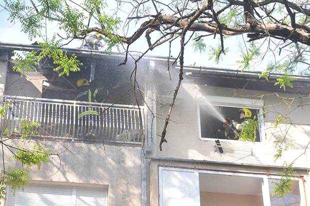 Горело поткровље у центру Краљева: Причињена ОГРОМНА штета (ФОТО)