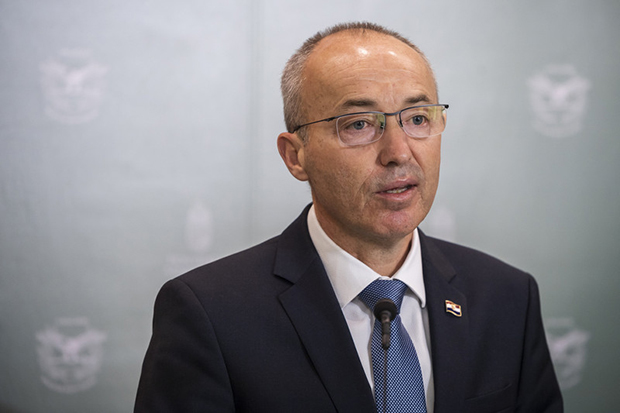 После пада авиона код Задра сазвана ХИТНА конференција: Министар одбране ДАО ОСТАВКУ!