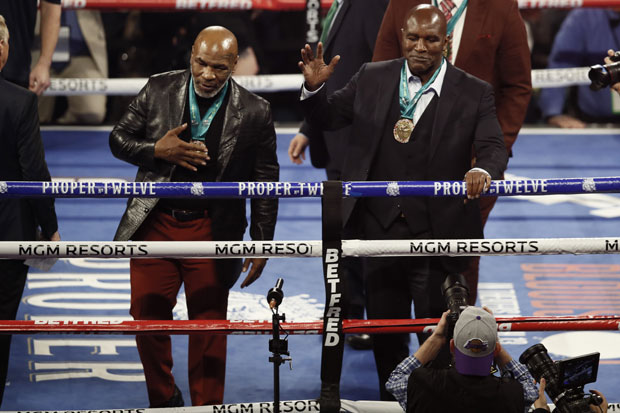 Деде шампиони поново у рингу: После Тајсона и Холифилд објавио да се враћа боксу