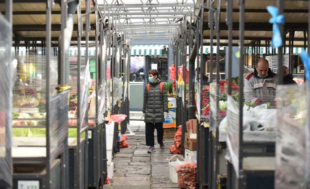 Закупци на београдским пијацама незадовољни: Без умањења на уплатницама, рок за плаћање три дана
